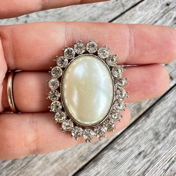Oval Pearl Brooch with rhinestones brooch Pearl with Rhinestones Pin - Picture 1 of 2